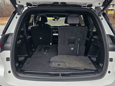 Used 2023 Jeep Grand Cherokee L Laredo image 12