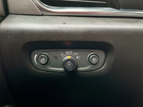 Used 2018 Chevrolet Traverse LT image 10