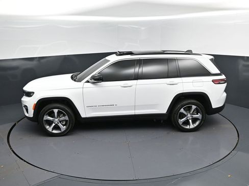 Used 2024 Jeep Grand Cherokee Limited w/ Luxury Tech Group II image 34