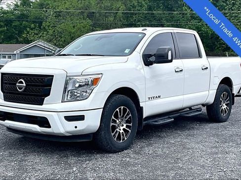 Used 2021 Nissan Titan SV w/ SV Convenience Package image 3