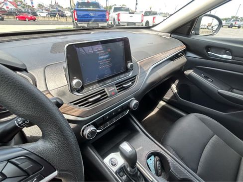 Used 2025 Nissan Altima 2.5 SV FWD image 21