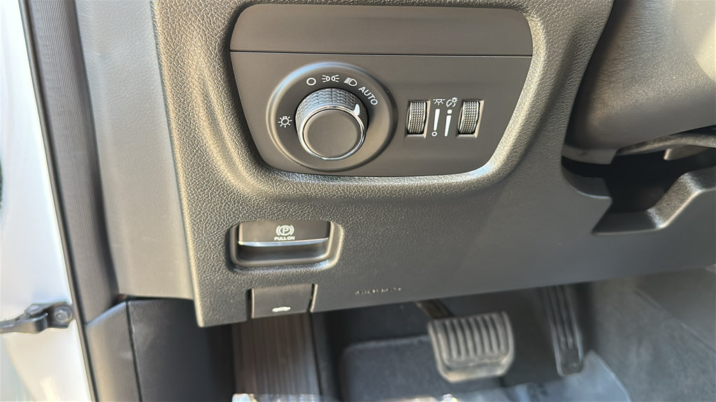 Used 2024 Jeep Grand Cherokee Laredo w/ Luxury Tech Group I AWD/4WD image 14