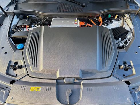 Certified 2024 Audi Q8 e-tron Premium image 31