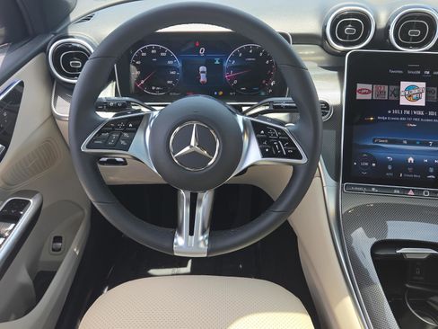 Used 2025 Mercedes-Benz GLC 300 image 11