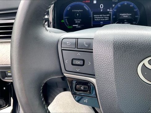 Used 2025 Toyota Camry XLE image 18