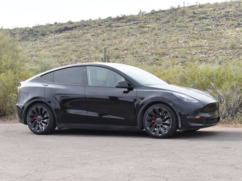 Used 2024 Tesla Model Y Performance AWD/4WD image 3