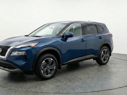Used 2025 Nissan Rogue SV image 3