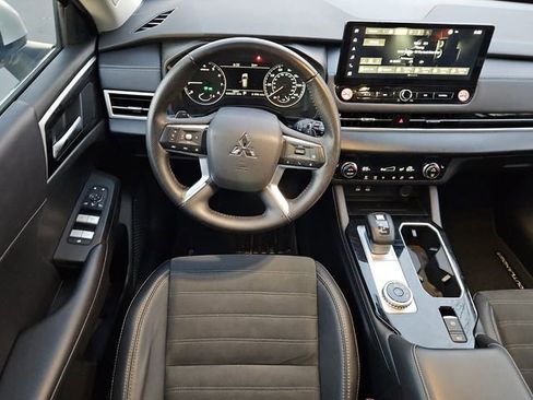 Used 2025 Mitsubishi Outlander SE image 15