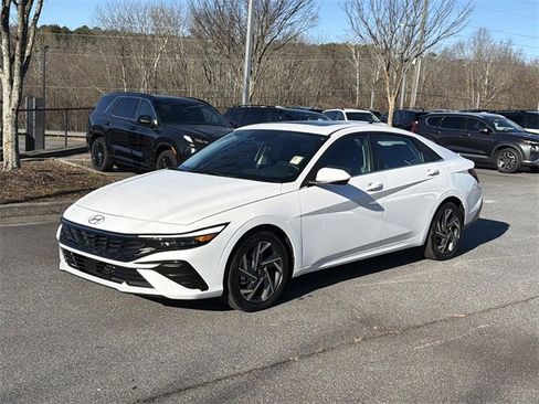 Certified 2025 Hyundai Elantra SEL image 3