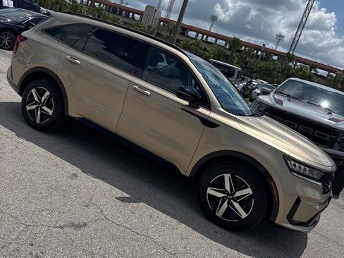Used 2021 Kia Sorento EX w/ Panoramic Sunroof Package FWD image 4