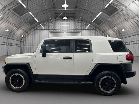 Used 2011 Toyota FJ Cruiser Sport Utility 2D image 2