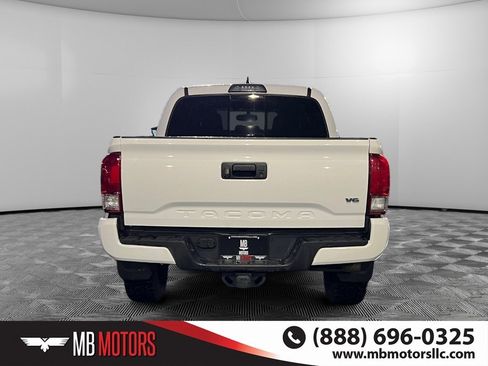 Used 2017 Toyota Tacoma TRD Sport image 4