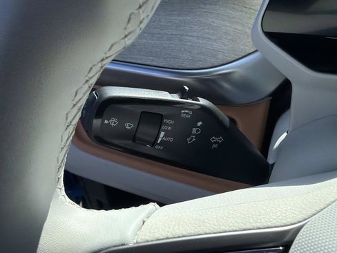 Certified 2025 Volkswagen ID. Buzz Pro S Plus AWD/4WD image 22