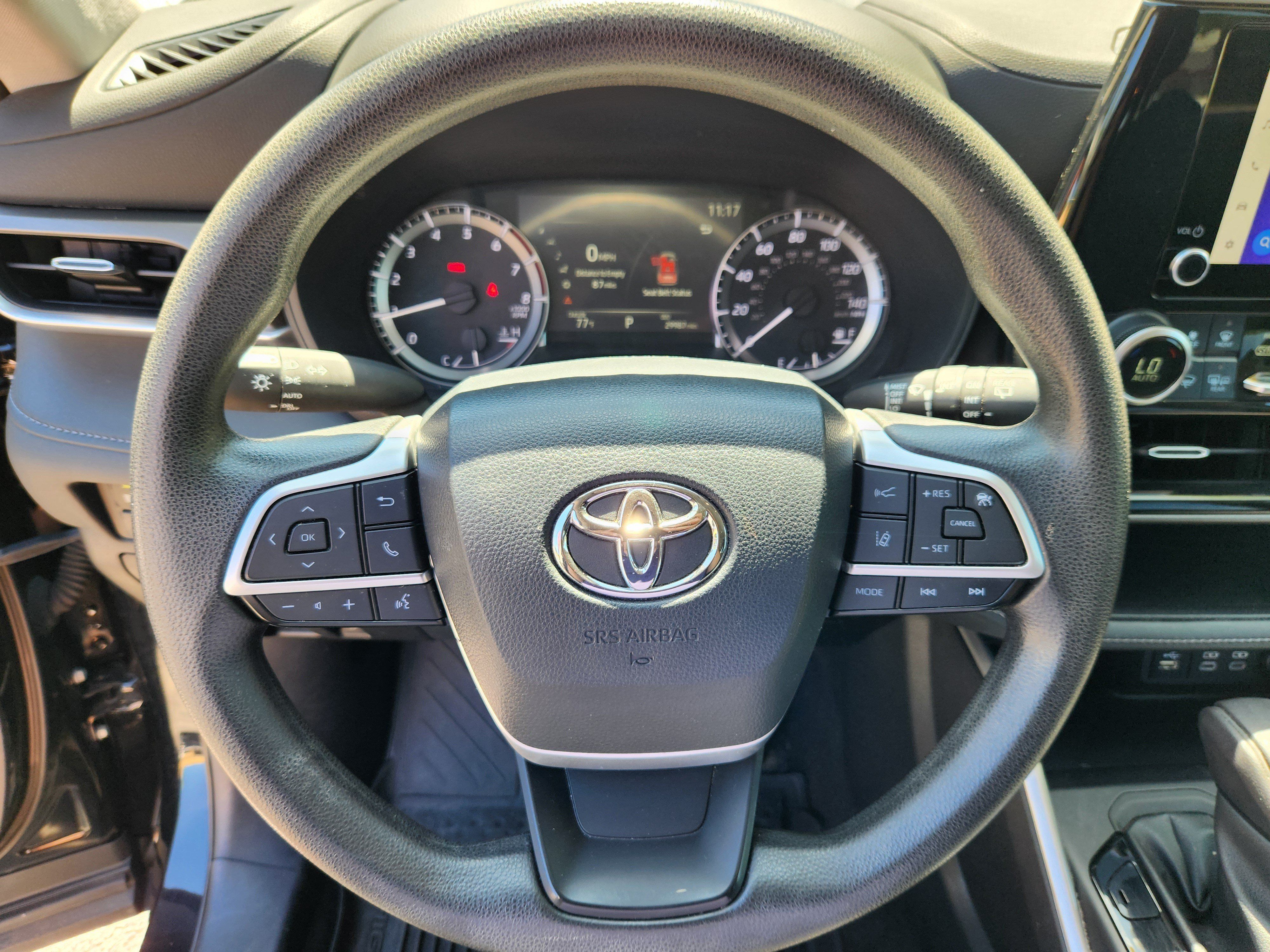 Used 2023 Toyota Highlander L AWD/4WD image 9