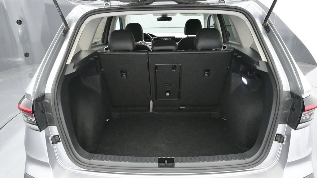 Used 2025 Volkswagen Taos SE FWD image 15
