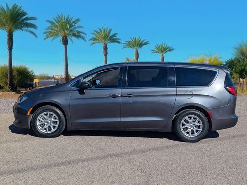 Used 2022 Chrysler Voyager LX image 2