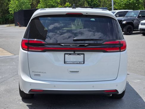 New 2027 Chrysler Pacifica Select FWD image 6
