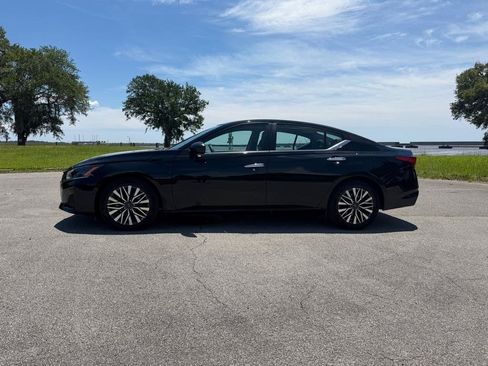 Used 2025 Nissan Altima 2.5 SV FWD image 2