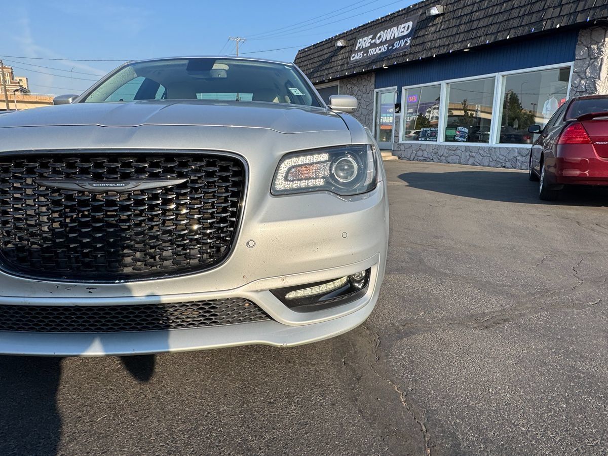 Used 2022 Chrysler 300 Touring L AWD/4WD image 3