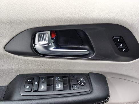 Used 2024 Chrysler Pacifica Touring-L image 38