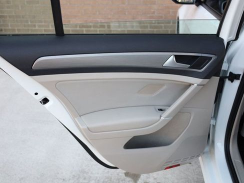 Used 2016 Volkswagen Golf S image 16