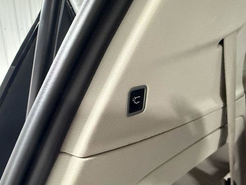 Used 2023 Chrysler Pacifica Touring-L FWD image 34