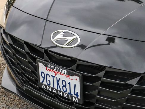 Used 2023 Hyundai Elantra SEL FWD image 3