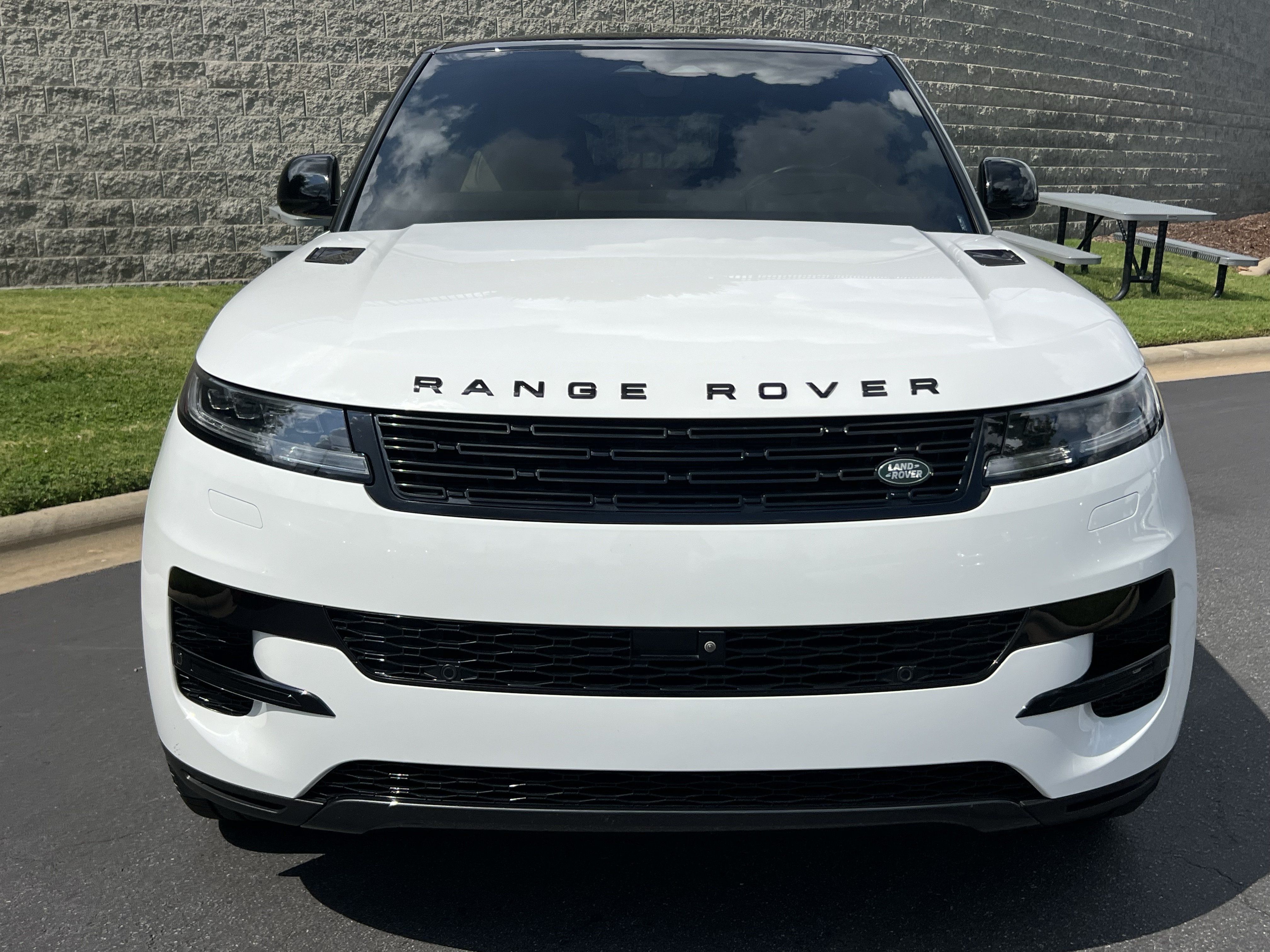 Used 2025 Land Rover Range Rover Sport SE AWD/4WD image 10