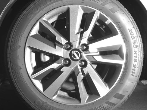 Used 2025 Nissan Versa SV image 12