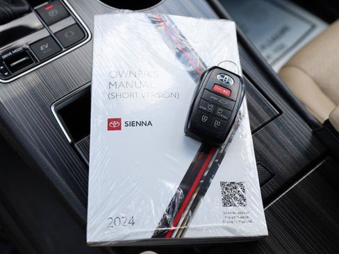 Used 2024 Toyota Sienna Limited FWD image 14