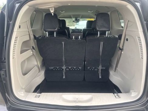 Used 2023 Chrysler Pacifica Touring-L FWD image 28