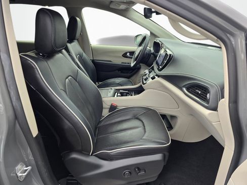 Used 2022 Chrysler Pacifica Limited FWD image 22