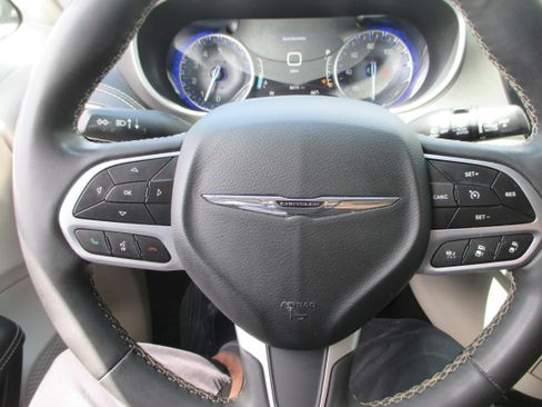 Used 2023 Chrysler Pacifica Touring-L FWD image 19