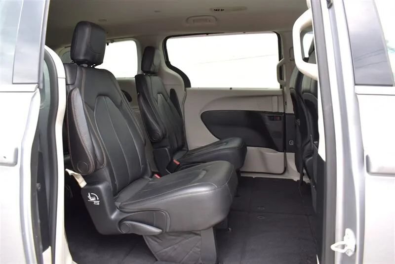 Used 2018 Chrysler Pacifica Touring-L FWD image 27