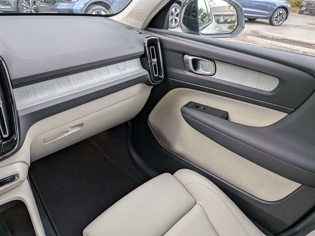 Certified 2026 Volvo XC40 B5 Plus AWD/4WD image 17