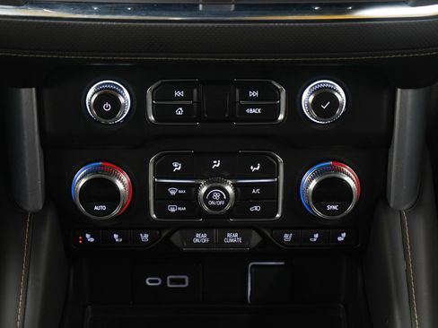 Used 2022 GMC Yukon XL SLT w/ SLT Luxury Package image 18