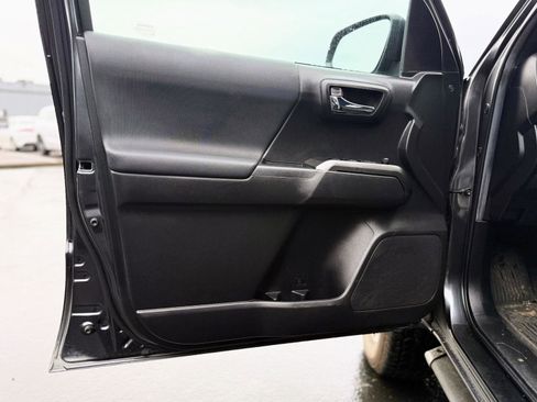 Used 2022 Toyota Tacoma TRD Sport image 10