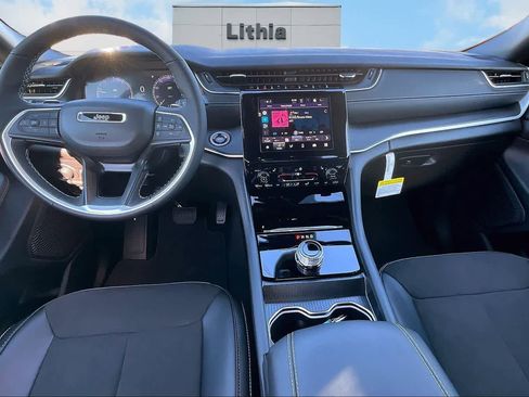 New 2025 Jeep Grand Cherokee Altitude image 10