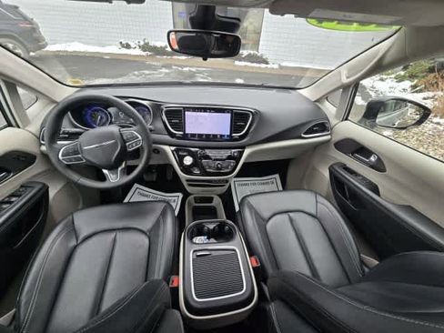 Used 2024 Chrysler Pacifica Touring-L FWD image 14