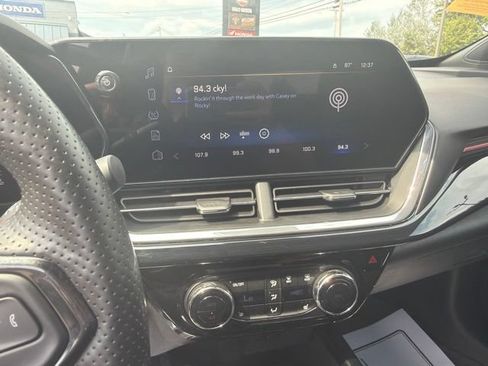 Used 2025 Chevrolet Trax RS w/ Sunroof Package FWD image 15