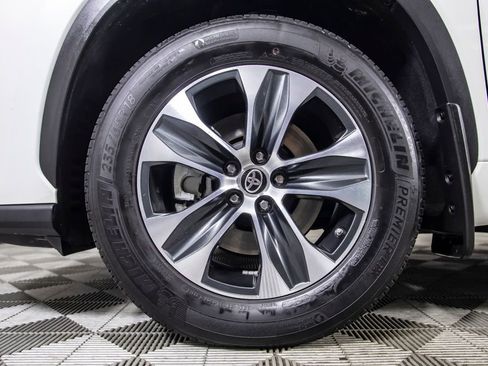 Used 2021 Toyota Highlander XLE FWD image 47