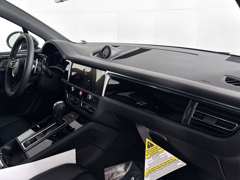 Certified 2025 Porsche Macan image 23