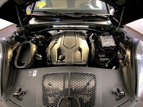 Certified 2025 Porsche Macan image 32