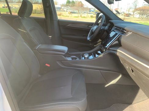 Used 2024 Jeep Grand Cherokee Laredo w/ Luxury Tech Group I image 31