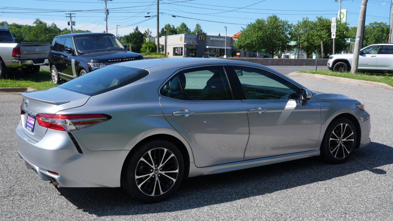 Used 2018 Toyota Camry SE w/ Moonroof Package FWD image 3