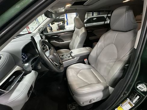 Used 2023 Toyota Highlander Limited image 17