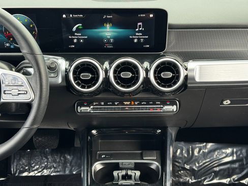 Used 2021 Mercedes-Benz GLB 250 4MATIC w/ Premium Package image 24