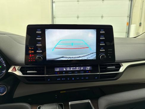 Used 2021 Toyota Sienna XLE w/ XLE Plus Package FWD image 17