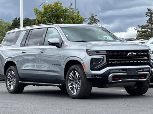 Used 2025 Chevrolet Suburban Z71 image 2