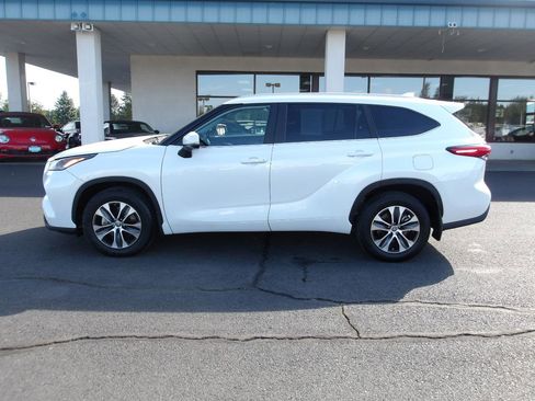 Used 2023 Toyota Highlander XLE AWD/4WD image 2